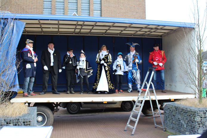 Voor de stoet op pad ging overhandigde wethouder Toine Theunis aan prinses Wendy de sleutel van het dorp.