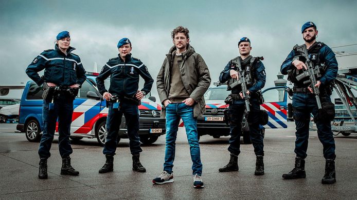 Programmamaker Ewout Genemans met leden van de Koninklijke Marechaussee voor de serie Ewout aan de Grens.