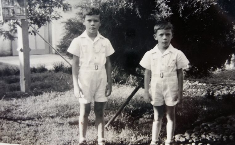 1938: Leendert en zijn broertje Jan. Beeld -