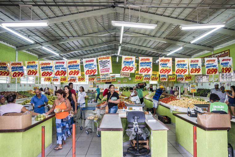 Een Sacolão-supermarkt waar dagelijks verplicht twintig fruit- en groentesoorten in de aanbieding zijn. Beeld Sebastian Liste/NOOR