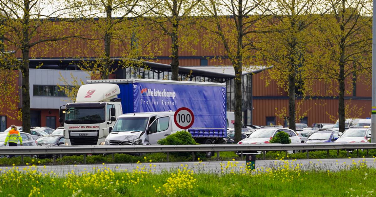 Anderhalf uur vertraging op A12 door ongeval tussen Arnhem en Duiven.