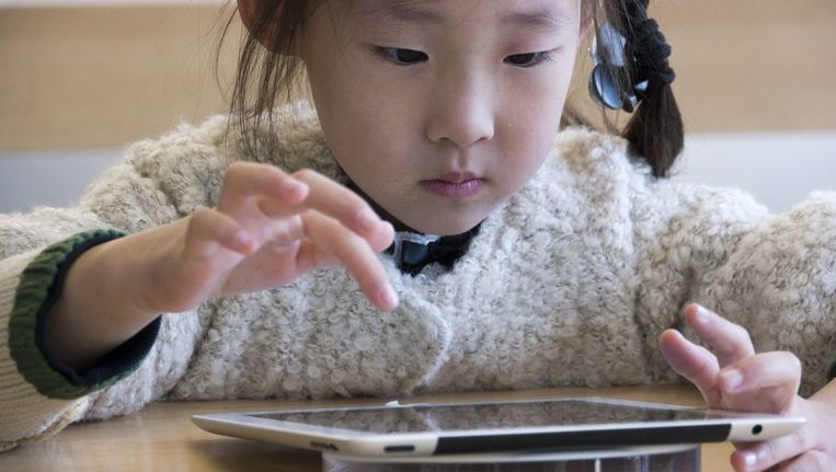 Een Chinees meisje met een iPad. © EPA Beeld 
