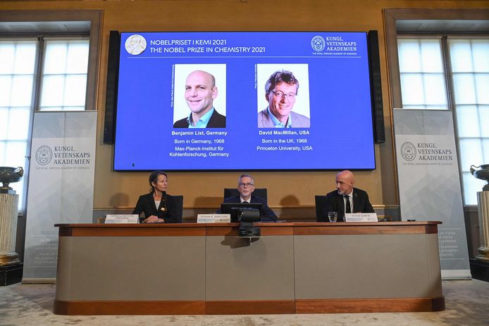 (De gauche à droite) Pernilla Wittung Stafshede, membre du comité Nobel de chimie, Goran K Hansson, secrétaire général de l'Académie royale des sciences de Suède et Peter Somfai, membre du comité Nobel de chimie, lors d'une conférence de presse pour annoncer les lauréats du prix Nobel de chimie 2021. (De gauche à droite) Benjamin List (Allemagne) et David MacMillan (États-Unis), à l'Académie royale des sciences de Suède à Stockholm (Suède), le 6 octobre 2021.