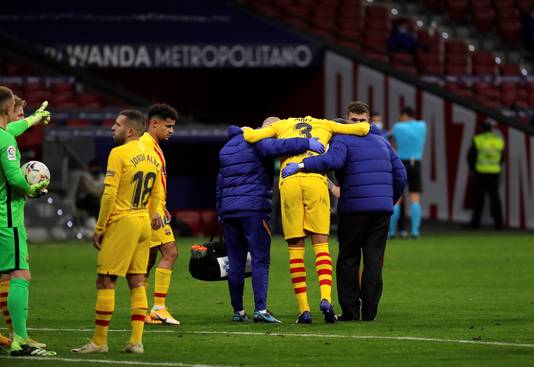 Gerard Piqué strompelt va