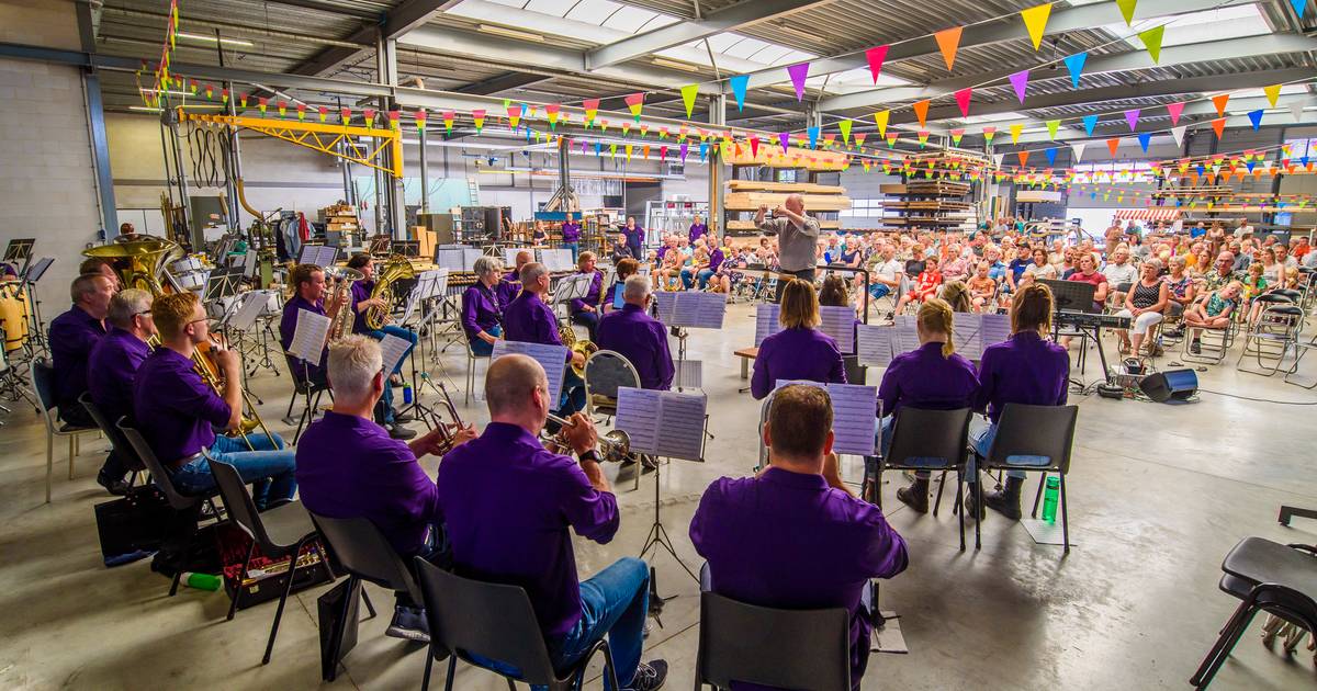 Amicitia Rietmolen geeft een concert in een opmerkelijke locatie, een bedrijfshal: ‘De akoestiek is 