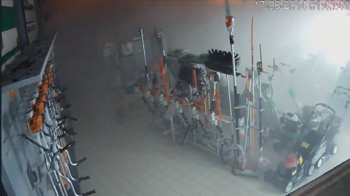 Een beeld van bij een vorige ramkraak bij Tuinmachines Van Den Bossche, toen de winkel  zich vulde met rook door het anti-inbraaksysteem.