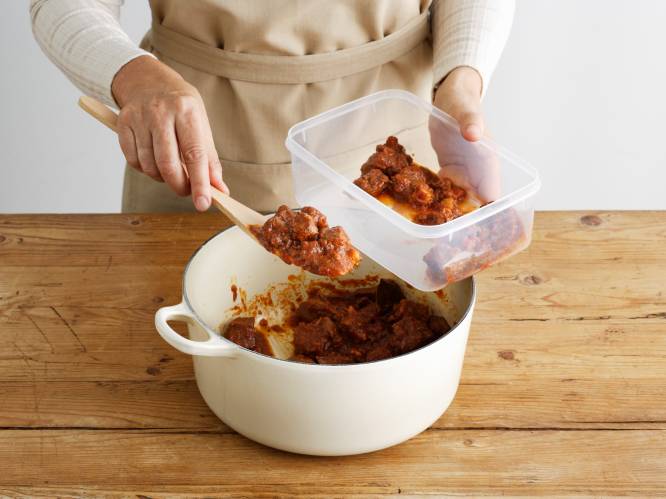 “Bacteriën zitten overal”: Waarom je best geen warm eten bewaart in de koelkast