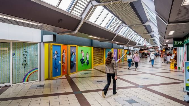 Winkelcentrum vol dichtgeplakte etalages in Krimpen: ‘Het is nu niet heel aantrekkelijk om erheen te gaan’