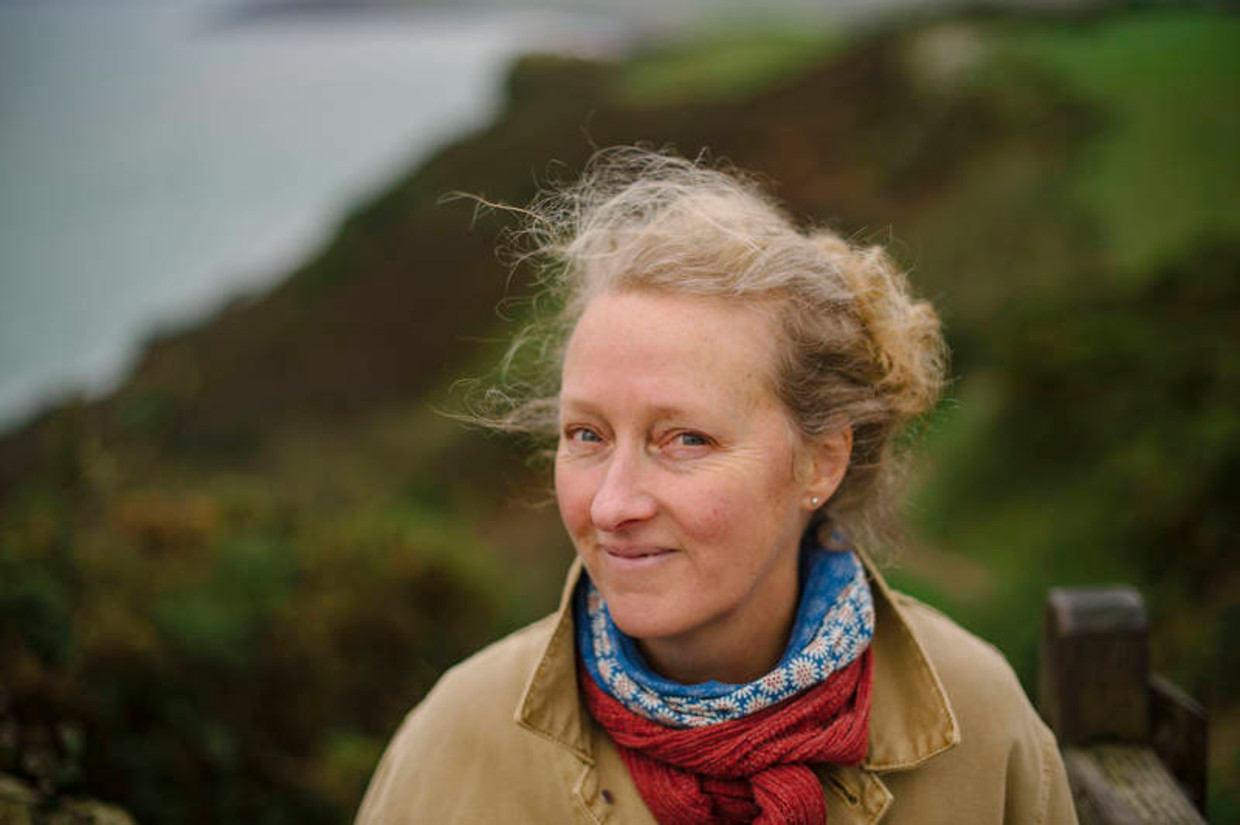 Raynor Winn op het kustpad Beeld Hollandse Hoogte / The Guardian & The Observer