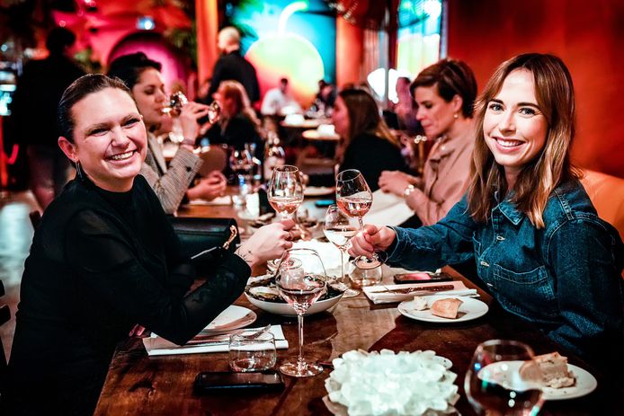 Proosten bij Tempérà. Veel mensen weten de weg naar de nieuwe trendy zaak in het Ginneken al te vinden.