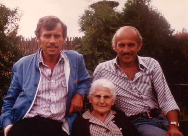 Julia Ösze met haar zoons Laszlo en Jozsef, 1982 Beeld  