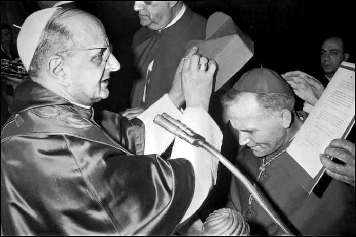 Paus Paulus VI (links)