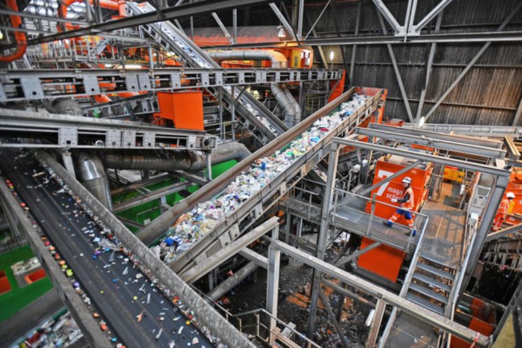 Afvalverwerkingsfabriek Suez in Rotterdam verwerkt miljoenen tonnen aan plastics. Beeld Guus Dubbelman