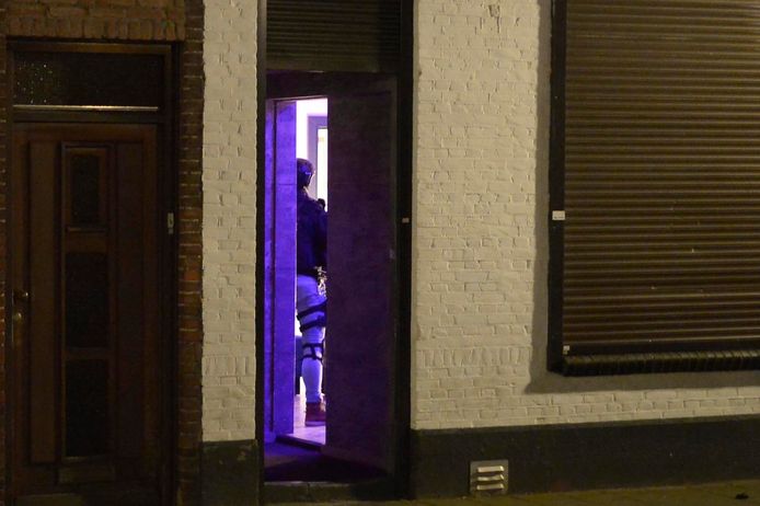 De politie trof bij een inval in een shishalounge aan de Dijklaan in Breda negentien handvuurwapens aan.