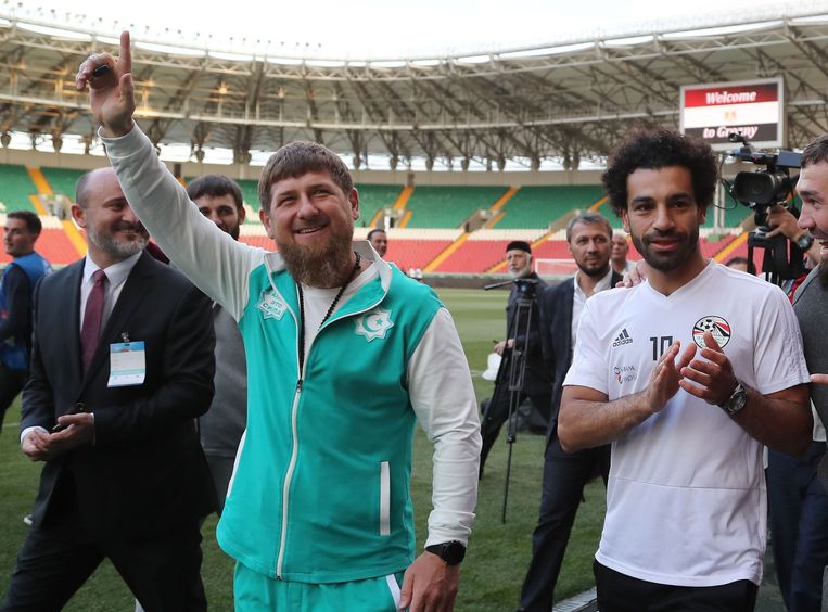 In het voetbalstadion van Grozni is de Egyptische aanvaller Mohamed Salah (R) met de Tsjetsjeense leider Ramzan Kadirov een paar dagen geleden op de foto gegaan. Het Egyptische nationale voetbalteam heeft de overwegend islamitische Russische deelrepubliek Tsjetsjenië gekozen als trainingsbasis voor de WK.  Beeld AFP