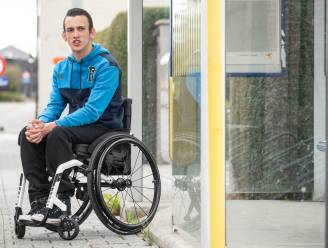 Dakloze rolstoelgebruiker Renzy (22) doolt elke dag met trein en bus door heel Vlaanderen: “Mijn manier om niet op straat te moeten leven”