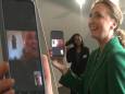 Prinses Claire videobelt met koningin Paola tijdens werkbezoek, omstaanders krijgen ook Albert te zien