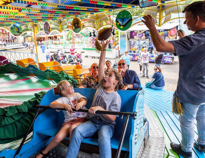 Budgetkermis op ’t Laar. Mensen genieten van attracties voor goedkopere prijzen.