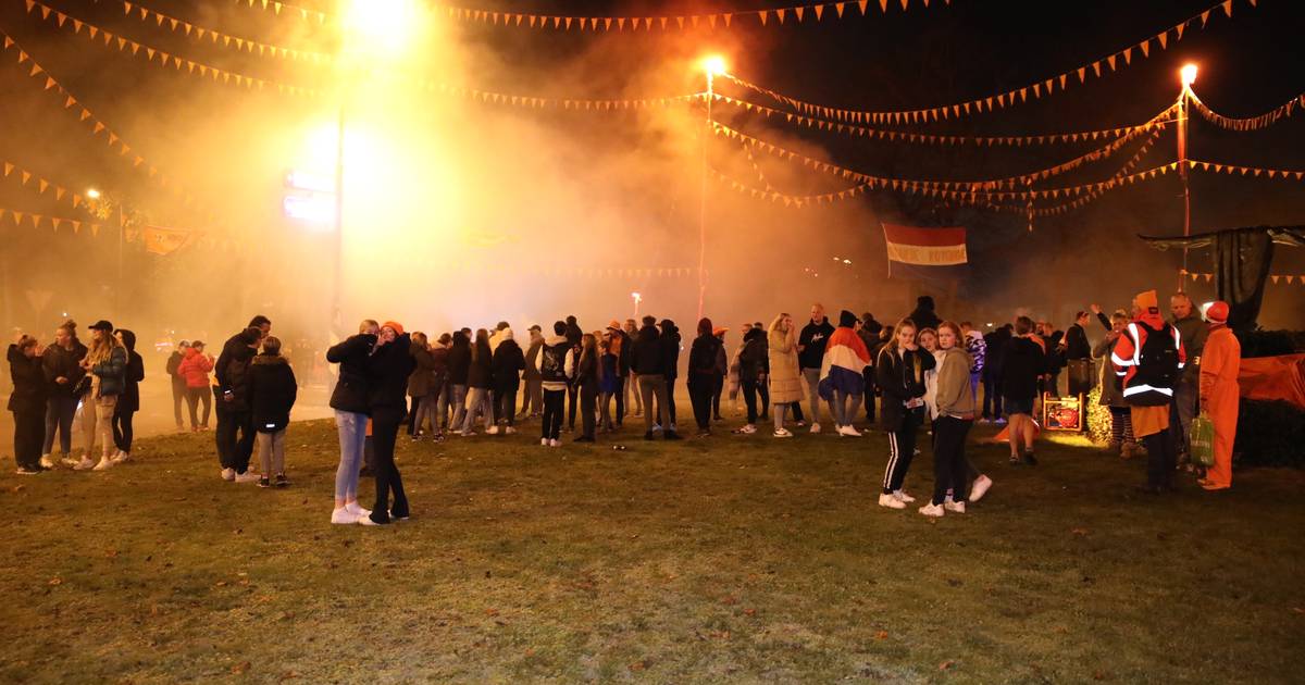La police émet une interdiction de zone aux supporters qui ont déclenché de lourds feux d’artifice sur le rond-point orange à Apeldoorn |  Apeldoorn