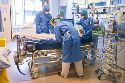 Ziekenhuizen moeten aantal bedden voor Covid-patiënten opschalen: “Gaan zorg moeten uitstellen”