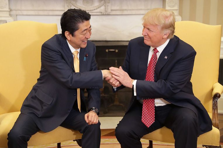 Japans premier Shinzo Abe en Donald Trump. Beeld Photo News