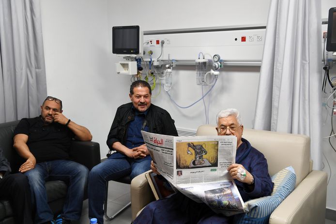 De Palestijnse president Mahmoud Abbas leest de krant in het ziekenhuis.