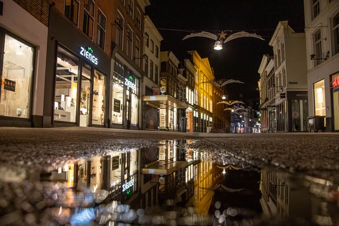 Lege straten in de avond, dat zou het gevolg moeten zijn van de avondklok, als deze wordt ingesteld. Zoals hier, in Zwolle.