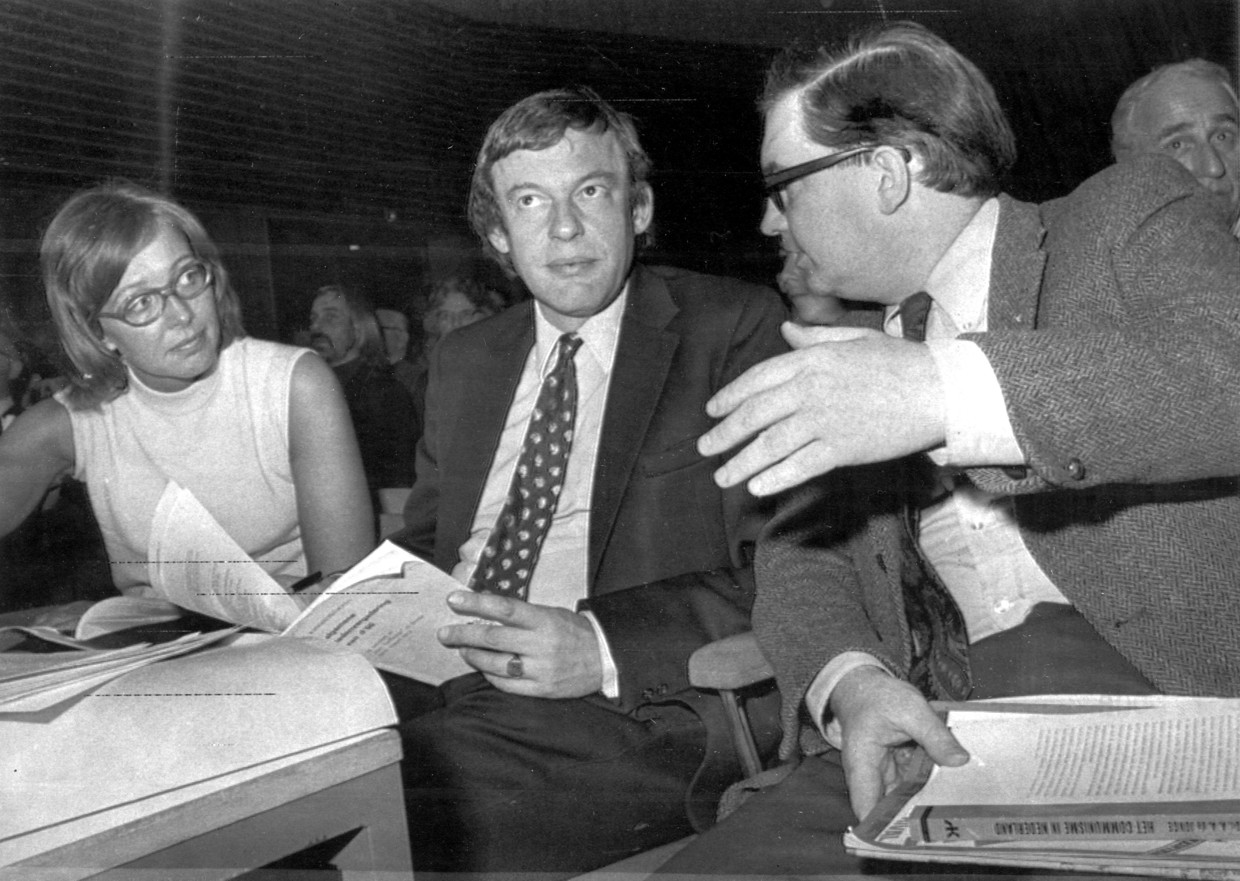 Hans van Mierlo (midden) en Hans Gruijters (rechts) in 1973 op een D66-ledenvergadering.	 Beeld Hollandse Hoogte /  ANP