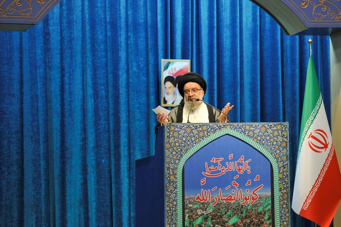 Ayatollah Ahmad Khatami tijdens het vrijdaggebed.