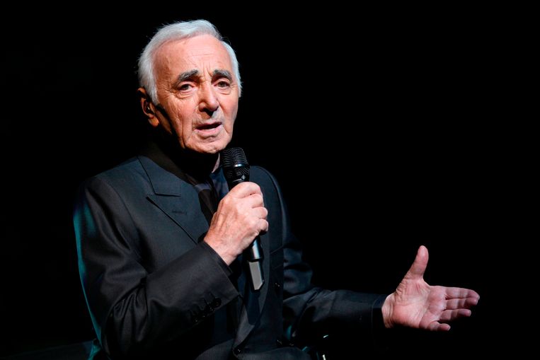 Charles Aznavour in 2011 tijdens een optreden in Parijs. Beeld AFP