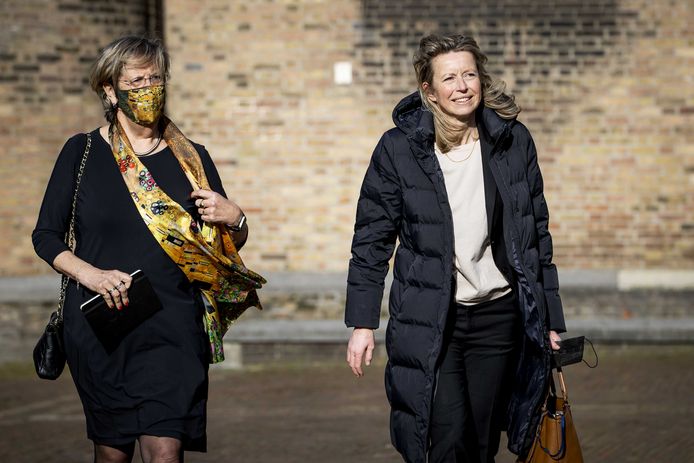Annemarie Jorritsma (VVD) en Kajsa Ollongren (D66) komen aan bij de Stadhouderskamer