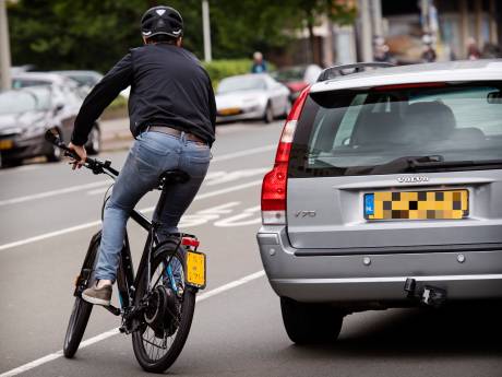 ‘Met elektrische fiets een auto inhalen: links of rechts?’