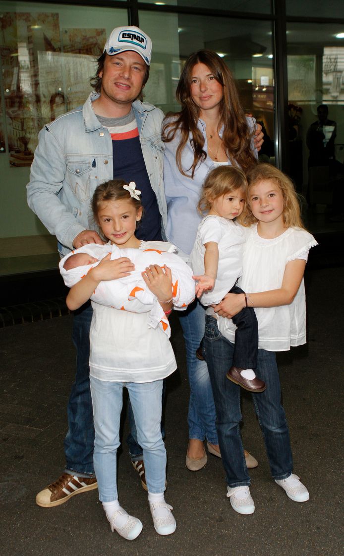 Jamie Oliver met zijn vrouw Jools en dochters Poppy Honey, Daisy Boo en Blossom Rainbow. Hun broertje Buddy Bear Maurice werd in 2010 geboren.
