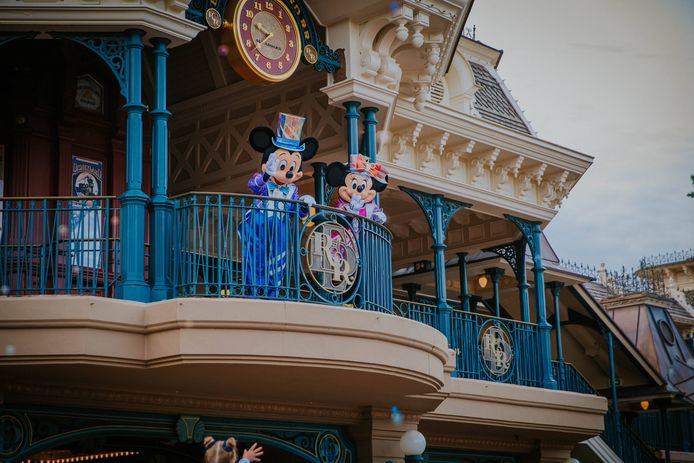 Mickey en Minnie Mouse moedigen 'The Catchers' aan.