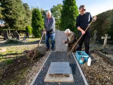 Rabbijn Soetendorp bezoekt graven onderduikouders in Huissen en Velp: ‘Wij wilden hem een bijzonder cadeau geven’