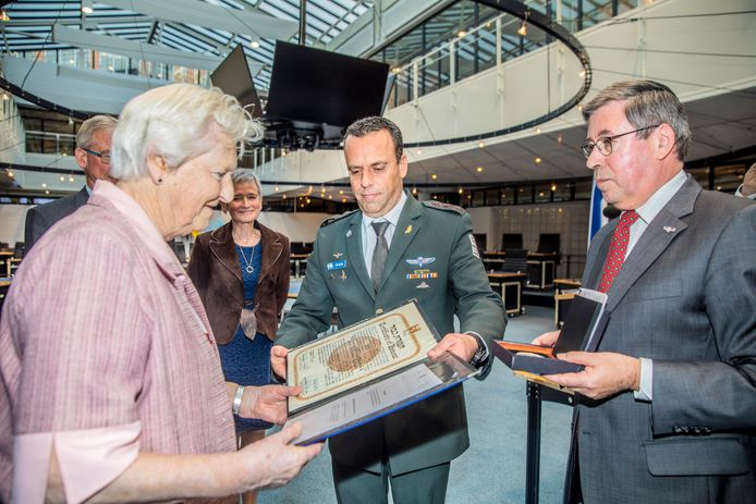 Geeske Leunen - Schurink, dochter van Herman en Annie Schurink, neemt de Yad Vashem onderscheiding namens haar ouders in ontvangst.