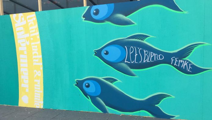De schildering, een pauw omringd met vissen staat voor het trotse gevoel van ondernemers en bewoners.