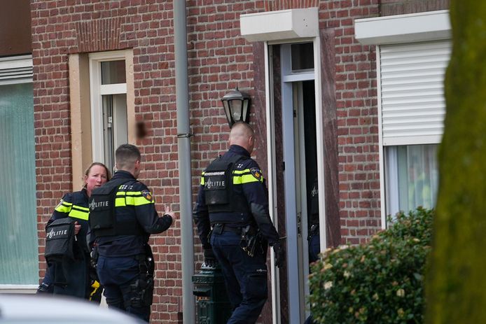 De politie doet onderzoek naar een mogelijke schietpartij in de Doctor Hoebenstraat in Oss. Volgens een politiewoordvoerder zijn er geen aanwijzingen dat daadwerkelijk is geschoten.