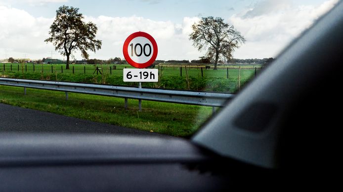 Het kabinet wil de maximumsnelheid op snelwegen naar 100 kilometer per uur verlagen.  Een pleidooi daarvoor vanuit de regio Arnhem-Nijmegen kreeg geen steun van de Arnhemse wethouder van Verleer Van der Zee. Die vond het overbodig.