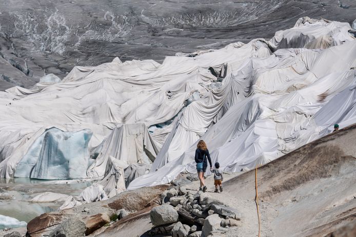 Het is geen nieuw kunstwerk van de overleden kunstenaar Christo, wel een maatregel om de Zwitserse gletsjers te beschermen tegen de opwarming van de aarde.