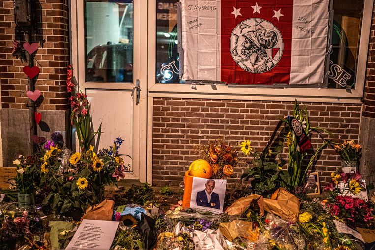 De bloemenzee op de plek waar Peter R. de Vries is neergeschoten. Beeld Joris van Gennip