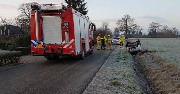 Auto belandt op zijn kop in de sloot in Halle