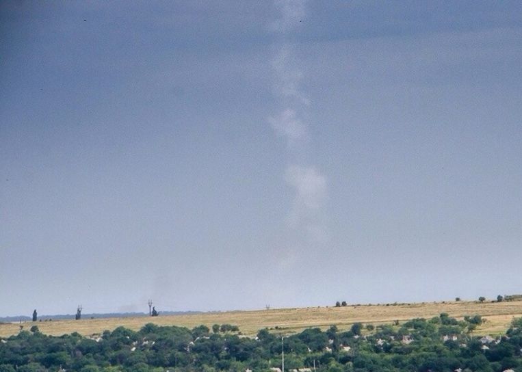 Foto waarop de rookpluim te zien is die de BUK-raket zou hebben achtergelaten. Beeld  