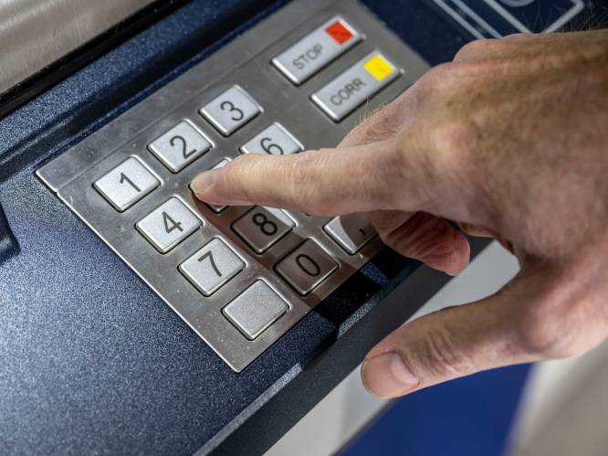 Bredene wil bankautomaten redden, tevergeefs: “Ze cashen op kap van de inwoner”