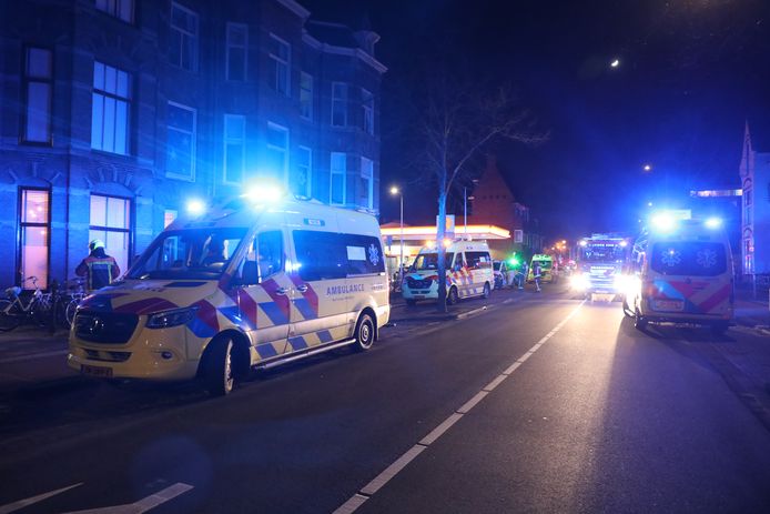 Voor het incident werden zes ambulances opgeroepen.