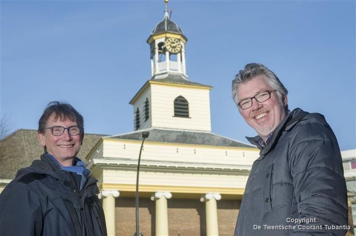 Peter Joosse (links) en Herman Koetsveld voor de Waterstaatskerk.