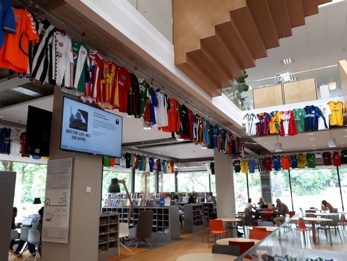 verzameling-voetbalshirts-in-zwolse-stadkamer-tijdens-wk-voetbal
