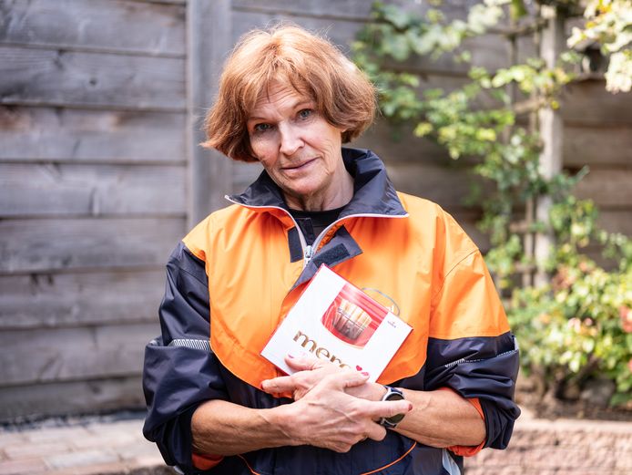 Hermien de Wit uit Hoevelaken met haar doosje Merci.