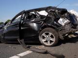 Auto botst tegen vangrail op A67 bij Asten, bestuurder naar ziekenhuis gebracht