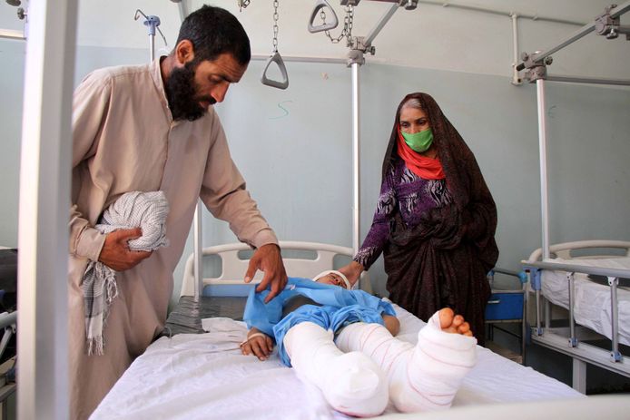 Een Afghaans jongetje is gewond geraakt bij een raketaanval van de Taliban.